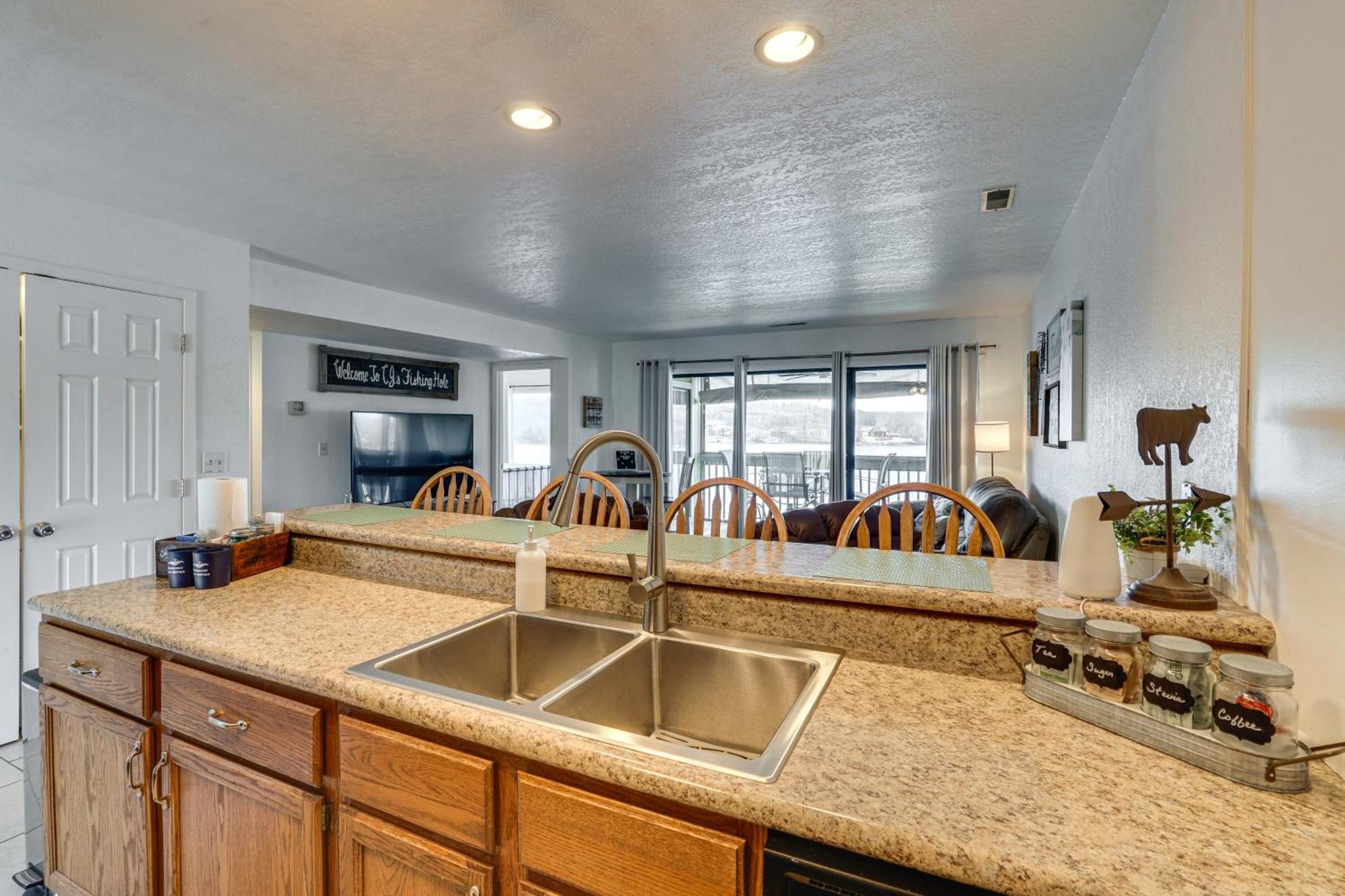 Modern Condo With Screened Balcony And Views! Osage Beach Exterior photo